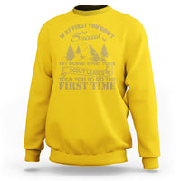 Daisy yellow crewneck sweatshirt with long sleeves and front scout-style graphic print
