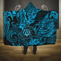 hawaii-shaka-sign-hooded-blanket-polynesian-pattern-sky-blue-version
