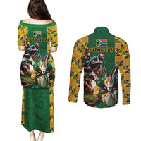 South Africa Rugby Couples Matching Puletasi and Long Sleeve Button Shirt The Springbok Mascot and Rugby Players Fight for Victory - Wonder Print Shop