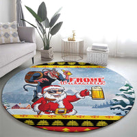 Deutschland Frohe Weihnachten Round Carpet Funny Santa Claus and Krampus Drink Beer Together