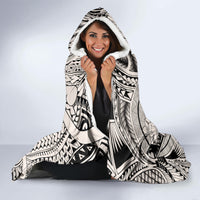 polynesia-hooded-blanket-tribal-polynesian-spirit-with-beige-pacific-flowers