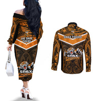 papua-new-guinea-rugby-couples-matching-off-the-shoulder-long-sleeve-dress-and-long-sleeve-button-shirts-lae-snax-tigers-png-polynesian-pattern