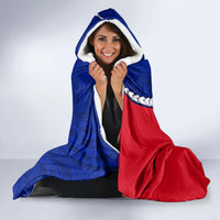 personalised-haiti-independence-day-hooded-blanket-ayiti-national-emblem-with-polynesian-pattern