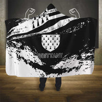 Brittany Hooded Blanket Coat Of Arms With Triskelion - Grunge Style - Wonder Print Shop