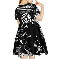 Personalized Brittany Kid Short Sleeve Dress Coat Of Arms With Triskelion - Grunge Style - Wonder Print Shop