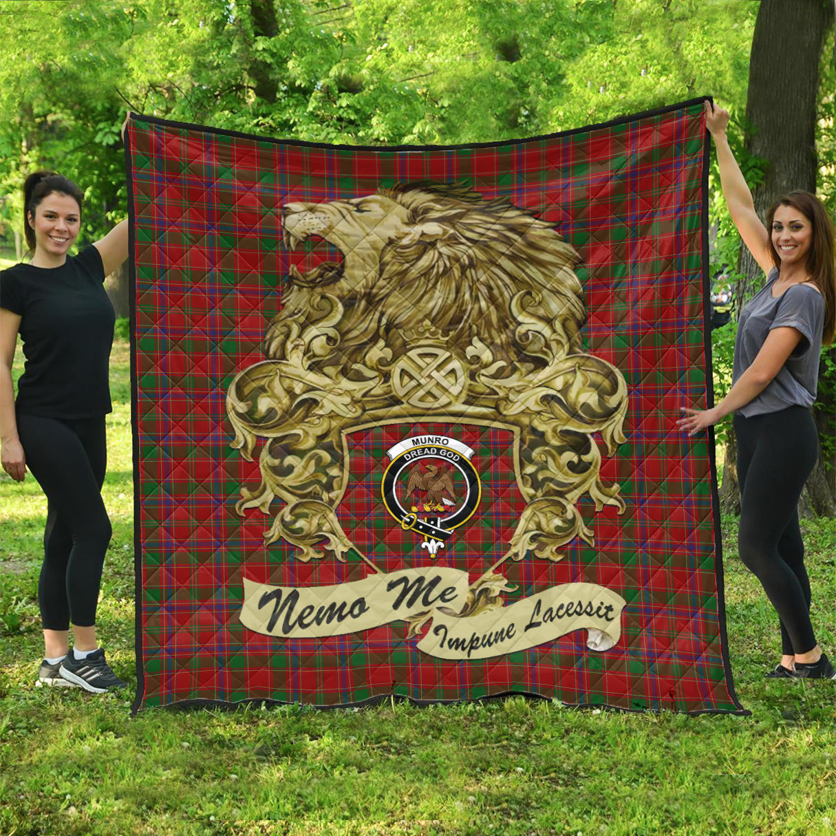 munro-tartan-quilt-with-motto-nemo-me-impune-lacessit-with-vintage-lion-family-crest-tartan-quilt-pattern-scottish-tartan-plaid-quilt-vintage-style