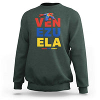 Venezuela Pride Flying Scarlet Macaw Sweatshirt Ara Macao Guacamaya Venezuelan Pride Tropical Bird
