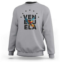 Venezuela Pride Flying Macaw Sweatshirt Ara Macao Guacamaya Venezuelan Pride Tropical Bird