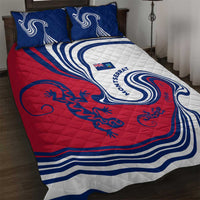 Montserrat Quilt Bed Set with Gecko Illustration Red Blue Wavy Line Design - Wonder Print Shop