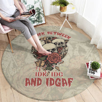 stuck-between-idk-idc-and-idgaf-skull-round-carpet
