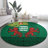 Togo Round Carpet with Red Twin Lions and Travail Liberté Patrie Slogan