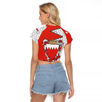 Bahrain Shield Design Raglan Cropped T Shirt with Arabesque Tile Motif in Red