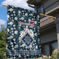 Latvia Garden Flag with Margrietina Daisy and Ethnic Pattern – Latvia in Bloom Floral Design