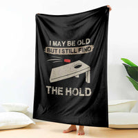 I May Be Old But I Still Find The Hole Cornhole Throw Blanket Funny Old Man Saying