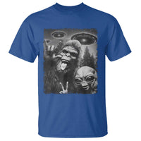 Bigfoot Selfie With Alien T Shirt UFO Funny Sasquatch Rock On Hand Sign - Wonder Print Shop