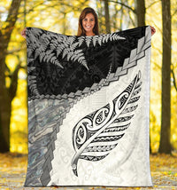 paua-shell-maori-silver-fern-premium-blanket-white