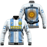 Chaqueta beisbol Argentina 2022 azul, diseño “Vamos La Albiceleste” y botón frontal.
