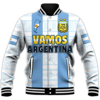 Chaqueta beisbol azul con “Vamos Argentina”, escudo AFA y ribetes negros.