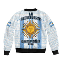 Bomber celeste y blanco con cremallera, “Vamos Argentina” y escudo AFA.