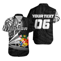 Hawaïaanse Tongan shirt met zwarte basis, 'YOUR TEXT' en nummer 06 op voorpand