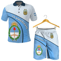 Conjunto polo y bermudas celeste con escudo AFA, banda diagonal y estampado circular