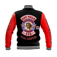 Rückenansicht: schwarze Baseball-Jacke mit roten Ärmeln und Red Tails Airmen Patch