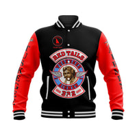 Schwarze Baseball-Jacke mit roten Ärmeln, Ärmelstickereien und Red Tails Frontpatch
