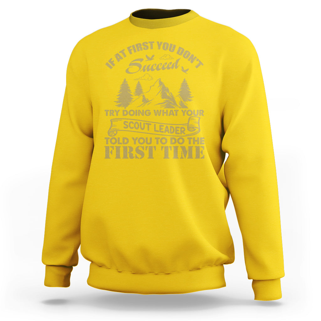 Daisy yellow crewneck sweatshirt with long sleeves and front scout-style graphic print