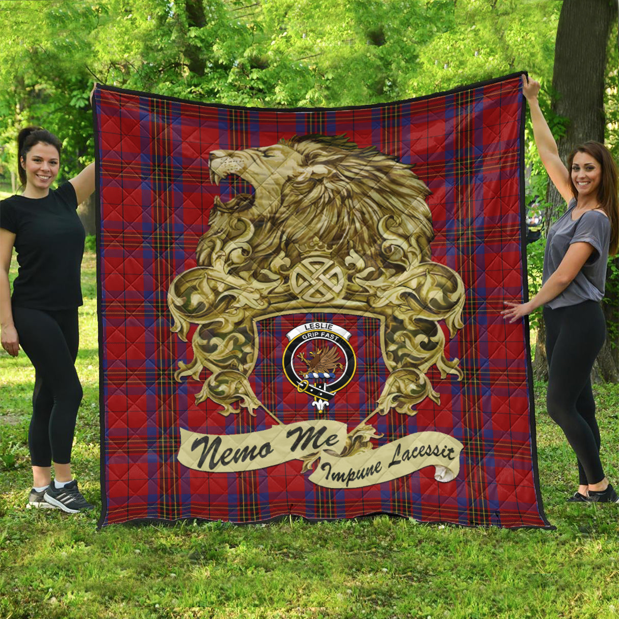 leslie-red-tartan-quilt-with-motto-nemo-me-impune-lacessit-with-vintage-lion-family-crest-tartan-quilt-pattern-scottish-tartan-plaid-quilt-vintage-style