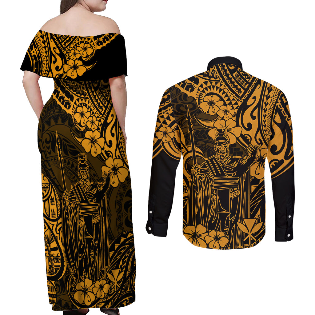 Hawaii King Kamehameha Couples Matching Off Shoulder Maxi Dress and Long Sleeve Button Shirts Polynesian Pattern Gold Version - Wonder Print Shop