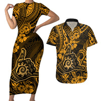 Hawaii Shaka Sign Couples Matching Short Sleeve Bodycon Dress and Hawaiian Shirt With Polynesian Hibiscus Gold Unique - Wonder Print Shop