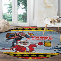 Deutschland Frohe Weihnachten Round Carpet Funny Santa Claus and Krampus Drink Beer Together