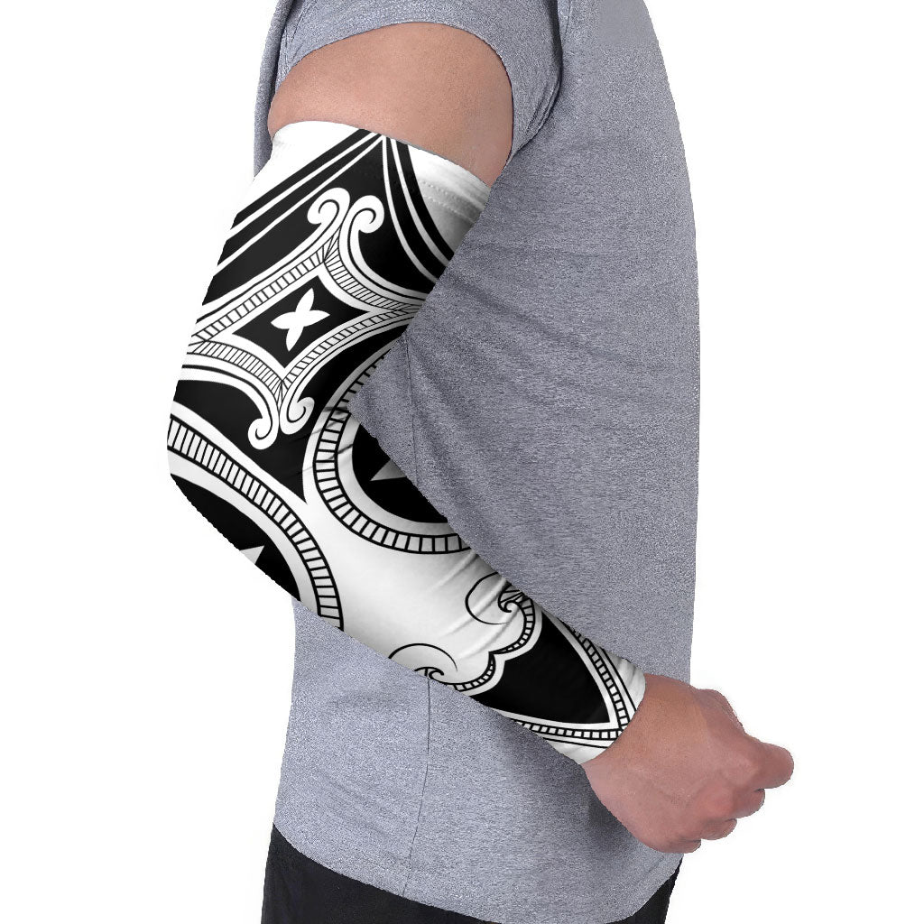 Japanese Indigenous Arm Sleeves Jomon Tribal Inspired White
