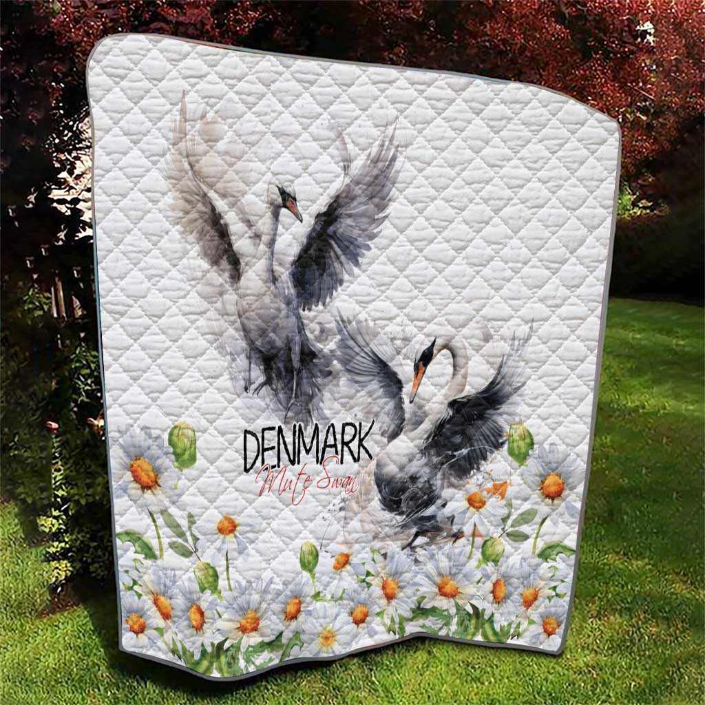 Denmark Mute Swan Quilt With Chamomile Daisy Flowers - Wonder Print Shop