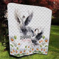 Denmark Mute Swan Quilt With Chamomile Daisy Flowers - Wonder Print Shop