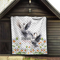 Denmark Mute Swan Quilt With Chamomile Daisy Flowers - Wonder Print Shop