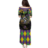 Mardi Gras Pelican Puletasi On Tuesdays We Wear Beads - Wonder Print Shop