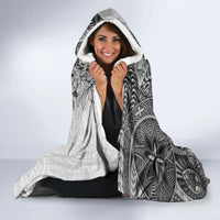 polynesia-hooded-blanket-hibiscus-and-hawaiian-tribal-tattoo-retro-style-gray-color