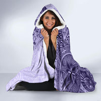 polynesia-hooded-blanket-hibiscus-and-hawaiian-tribal-tattoo-retro-style-violet-color