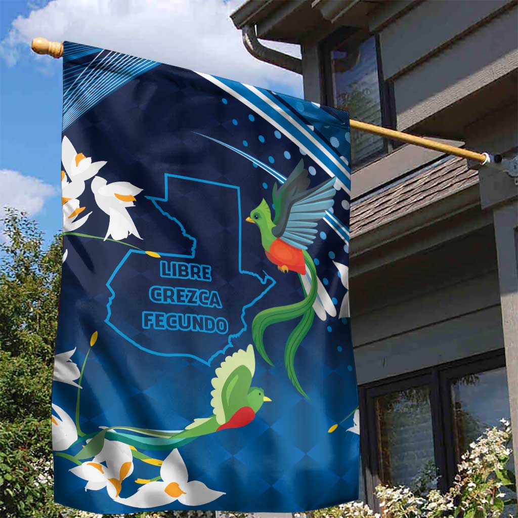 Guatemala Quetzal Bird Garden Flag Libre Crezca Fecundo