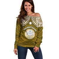Personalised Marshall Islands Off Shoulder Sweater Gold Polynesian Tribal Mix Coat Of Arms - Wonder Print Shop