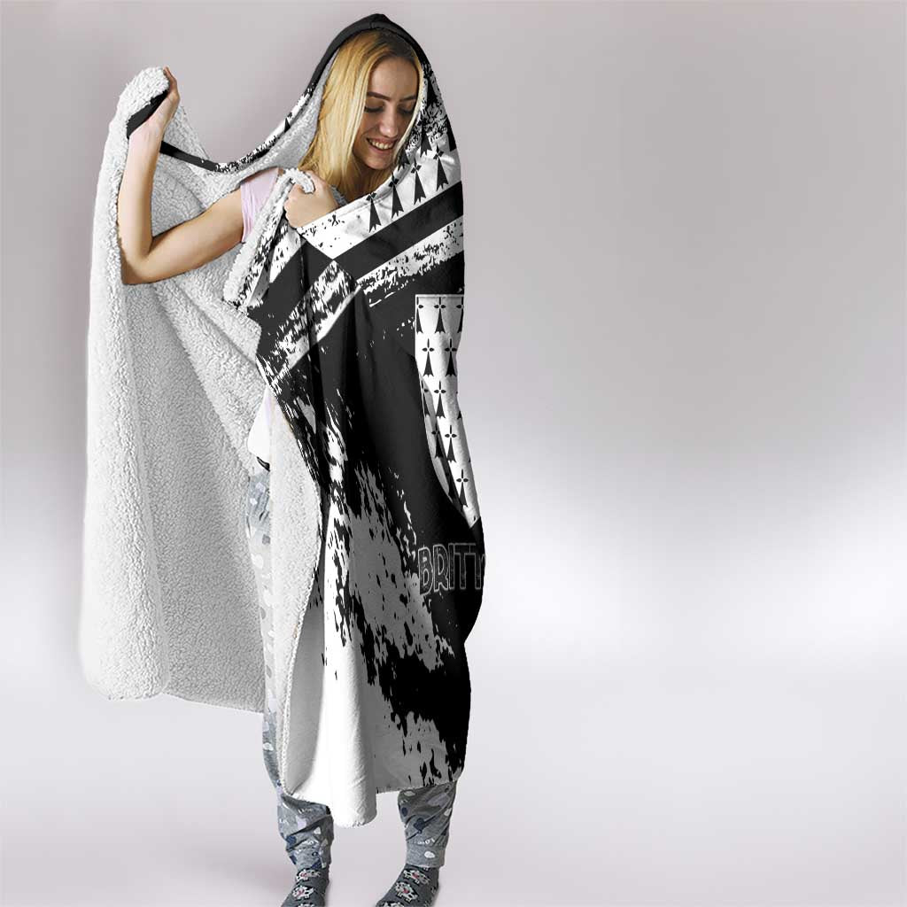 Brittany Hooded Blanket Coat Of Arms With Triskelion - Grunge Style - Wonder Print Shop