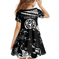 Personalized Brittany Kid Short Sleeve Dress Coat Of Arms With Triskelion - Grunge Style - Wonder Print Shop