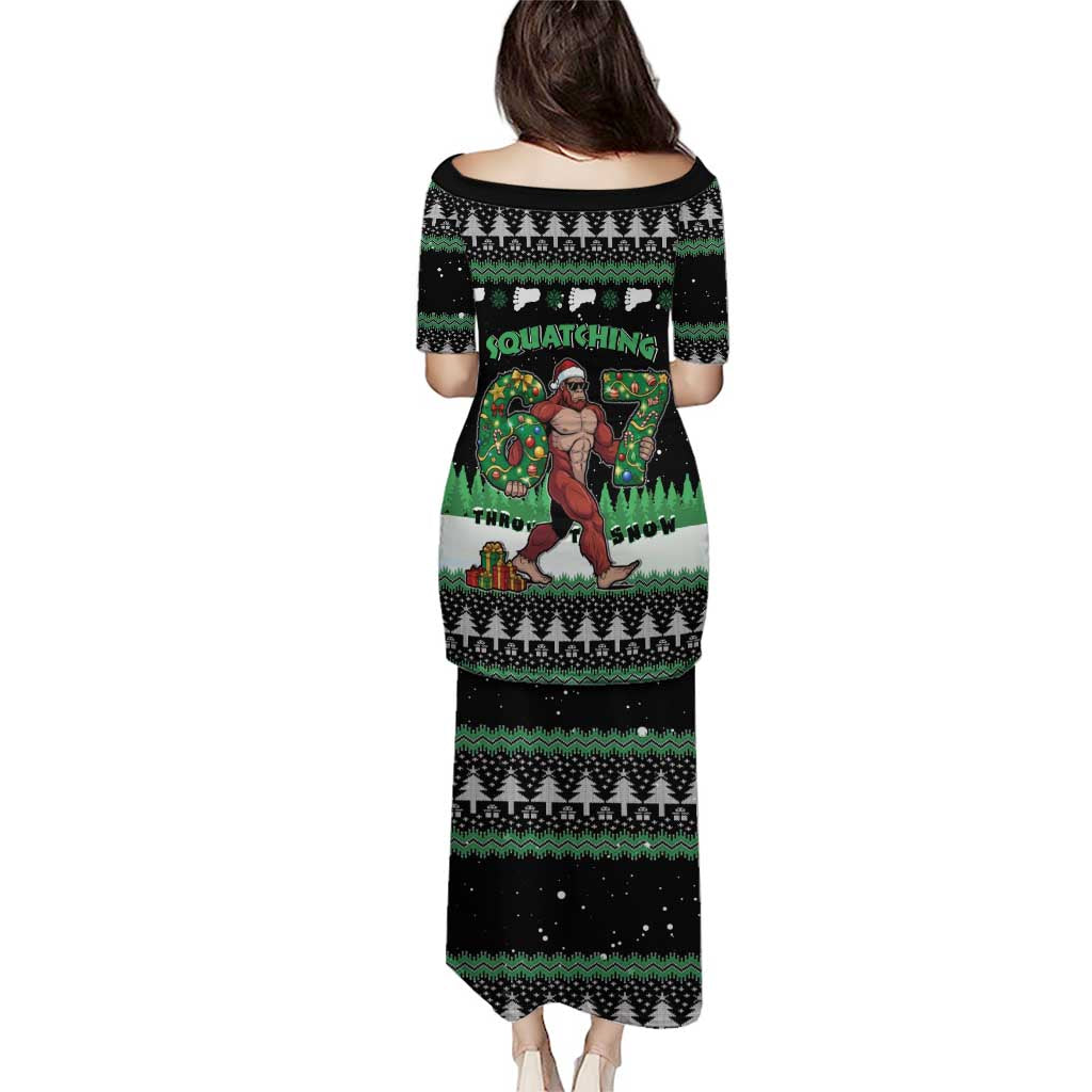 Funny Bigfoot 67 Six Seven Christmas Puletasi Squatching Through The Snow - Wonder Print Shop