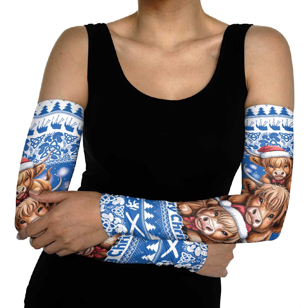 Scotland Highland Cow Christmas Arm Sleeves Nollaig Chridheil Blue Winter - Wonder Print Shop