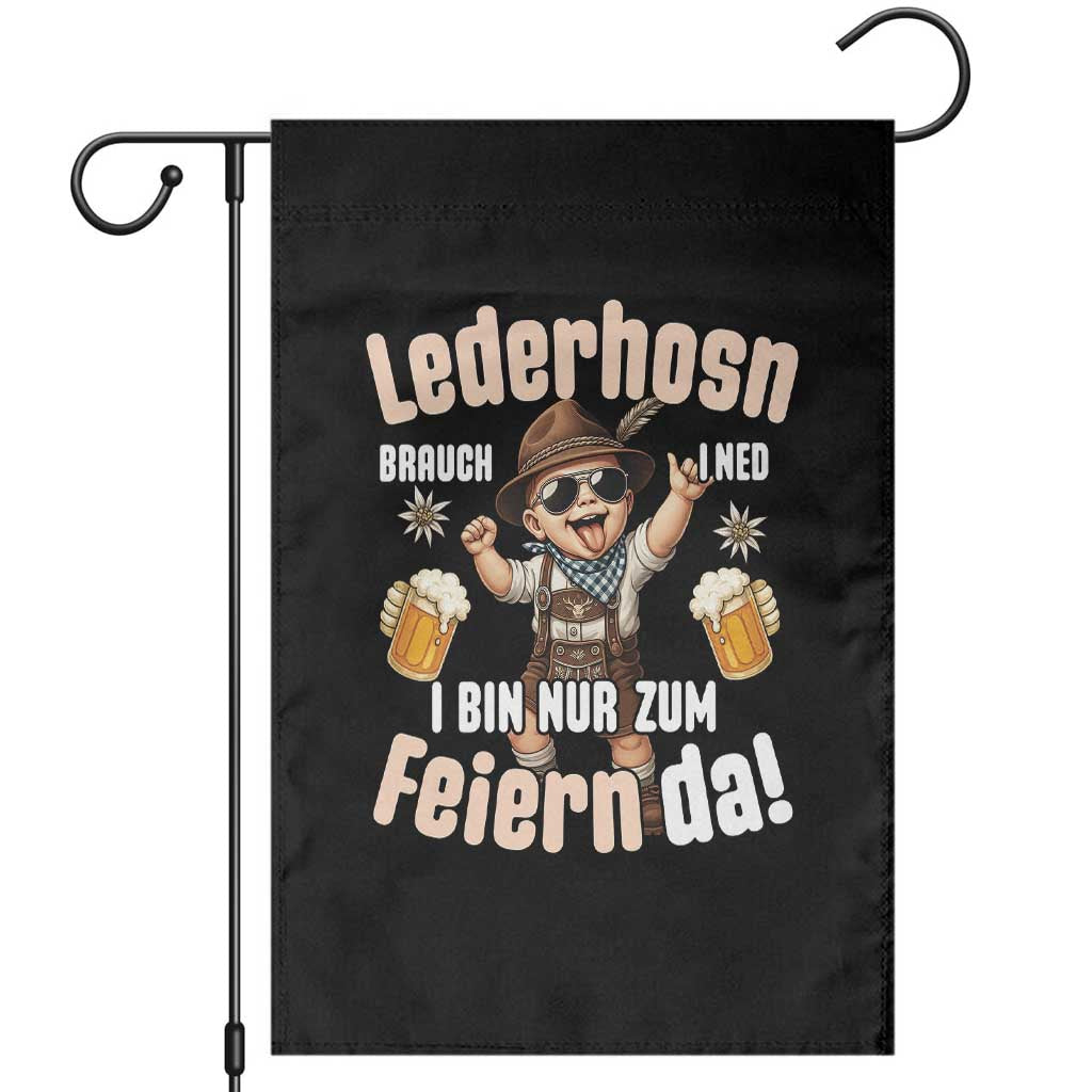 Funny Cute Boy Lederhosen Oktoberfest Garden Flag Lederhosn I Bin Nur Zum Feiern Da Party - Wonder Print Shop