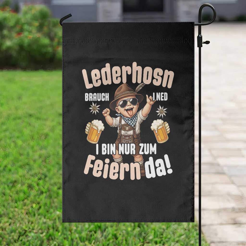 Funny Cute Boy Lederhosen Oktoberfest Garden Flag Lederhosn I Bin Nur Zum Feiern Da Party - Wonder Print Shop