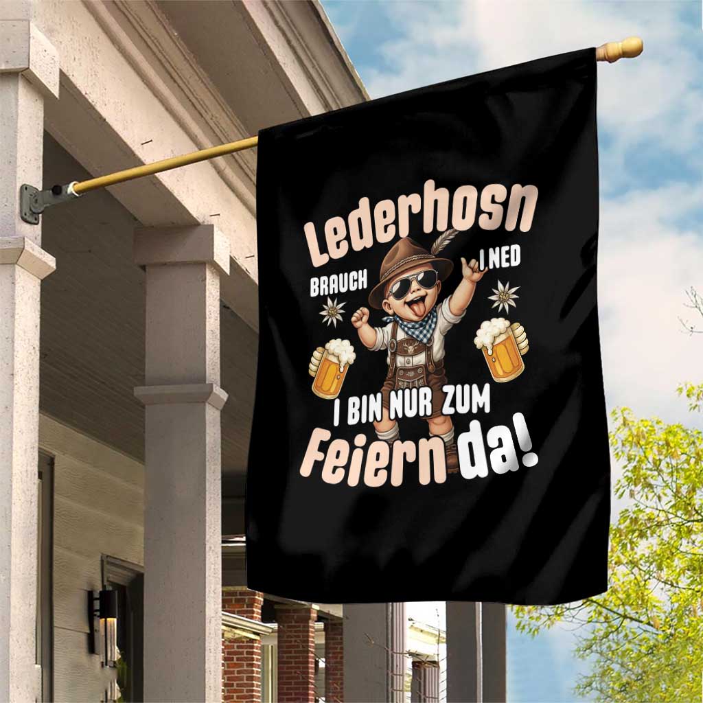 Funny Cute Boy Lederhosen Oktoberfest Garden Flag Lederhosn I Bin Nur Zum Feiern Da Party - Wonder Print Shop