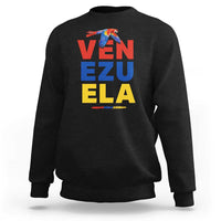 Venezuela Pride Flying Scarlet Macaw Sweatshirt Ara Macao Guacamaya Venezuelan Pride Tropical Bird