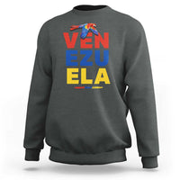 Venezuela Pride Flying Scarlet Macaw Sweatshirt Ara Macao Guacamaya Venezuelan Pride Tropical Bird